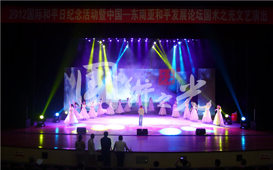 國(guó)內(nèi)領(lǐng)導(dǎo)視察國(guó)術(shù)之光文藝演出團(tuán)隊(duì)彩排現(xiàn)場(chǎng)