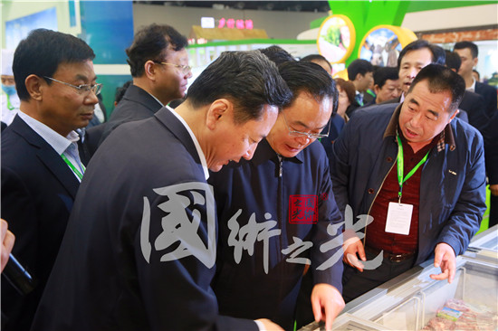 山西省長(zhǎng)李小鵬等省級(jí)領(lǐng)導(dǎo)親臨國(guó)術(shù)之光承辦的農(nóng)博會(huì)細(xì)心聽(tīng)取參展項(xiàng)目的講解剪影