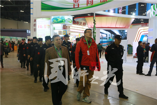 國(guó)術(shù)之光作為農(nóng)博會(huì)展覽承辦方領(lǐng)導(dǎo)親自帶領(lǐng)巡視組講解展會(huì)現(xiàn)場(chǎng)高空安全隱患問(wèn)題剪影
