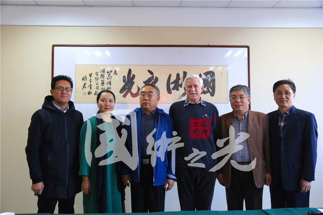 國(guó)術(shù)之光領(lǐng)導(dǎo)與美國(guó)近代氣墊船公司董事長(zhǎng)、國(guó)際氣墊船協(xié)會(huì)副會(huì)長(zhǎng)Chris Fizgerald先生等人的友好合影