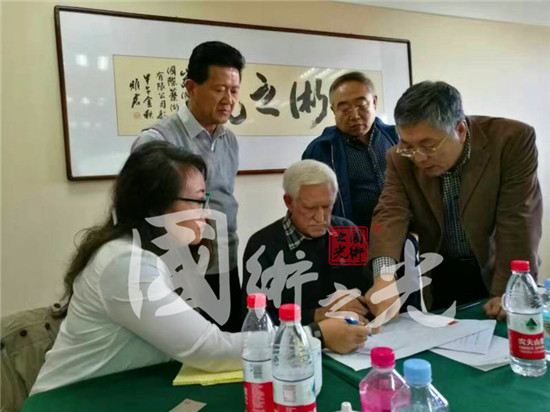 國(guó)術(shù)之光領(lǐng)導(dǎo)與美國(guó)近代氣墊船公司董事長(zhǎng)、國(guó)際氣墊船協(xié)會(huì)副會(huì)長(zhǎng)Chris Fizgerald先生討論現(xiàn)場(chǎng)剪影